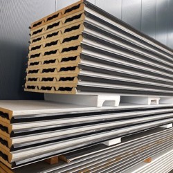 Nieuwe sandwichpanelen uit voorraad