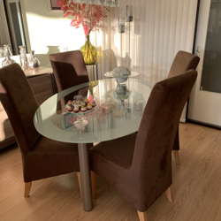 Glazen tafel met 4 bruine stoelen en glazen bijzet tafeltje 