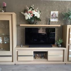 Tv kast eiken. Uitschuifbare tafel met stoelen 