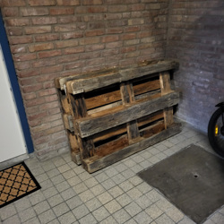 Pallets, 2 op de foto en nog 1 kleinere