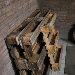 Pallets 2 'groot' en 1 'klein'