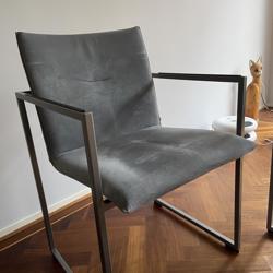 Twee eettafel stoelen 