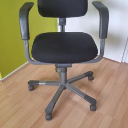 Verstelbare bureaustoel met armleuningen en wieltjes