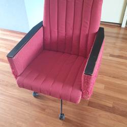 Vintage rode bureaustoel op wieltjes
