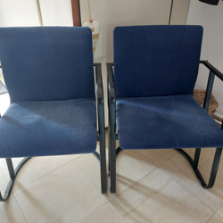 2 blauwe stoelen