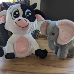 2 knuffels (koe en olifant)