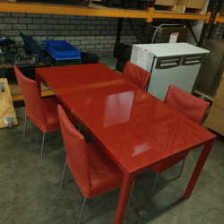 Rode tafel met rode stoelen