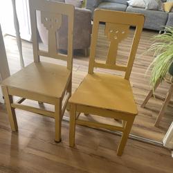Twee gele houten eetkamer stoelen 