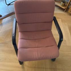 5 GRATIS roze eetkamer en/of kantoor stoelen. Set bestaat uit twee stijlen stoelen.  2 stoelen stijl eerste twee fotos (gestreept design)  3 stoelen stijl laatste twee fotos  Zitten erg comfertabel   ALS SET OPHALEN!