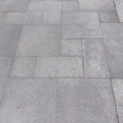 ongeveer 6m2 beton tegels voor kelin terrasje, band langs de muur of paadje
