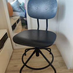 Zwarte Ikea draaibare bureaustoel.