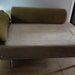 Vierkante bank voor de kinderkamer, om op te spelen en slapen.