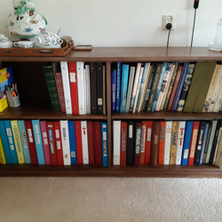 Houten lage boekenkast 1,55m breed