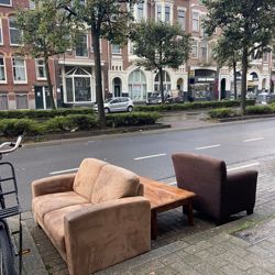 Bank, fauteuil en salontafel 