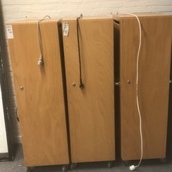 3 computerkasten met laadplekken voor elk 8 laptops