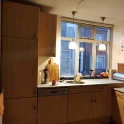 Volledige keuken met koelkast, wasmachine, oven en gasfornuis