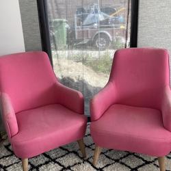 2 roze fauteuils verkleurd  