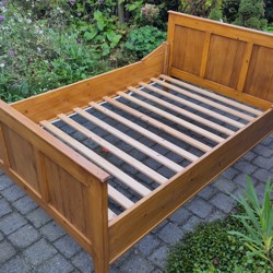 Antiek handgemaakt bed