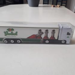 Een miniatuur Grolsch vrachtwagen.
