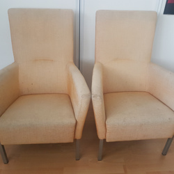 2 crème kleurige, zachtgele design fauteuils