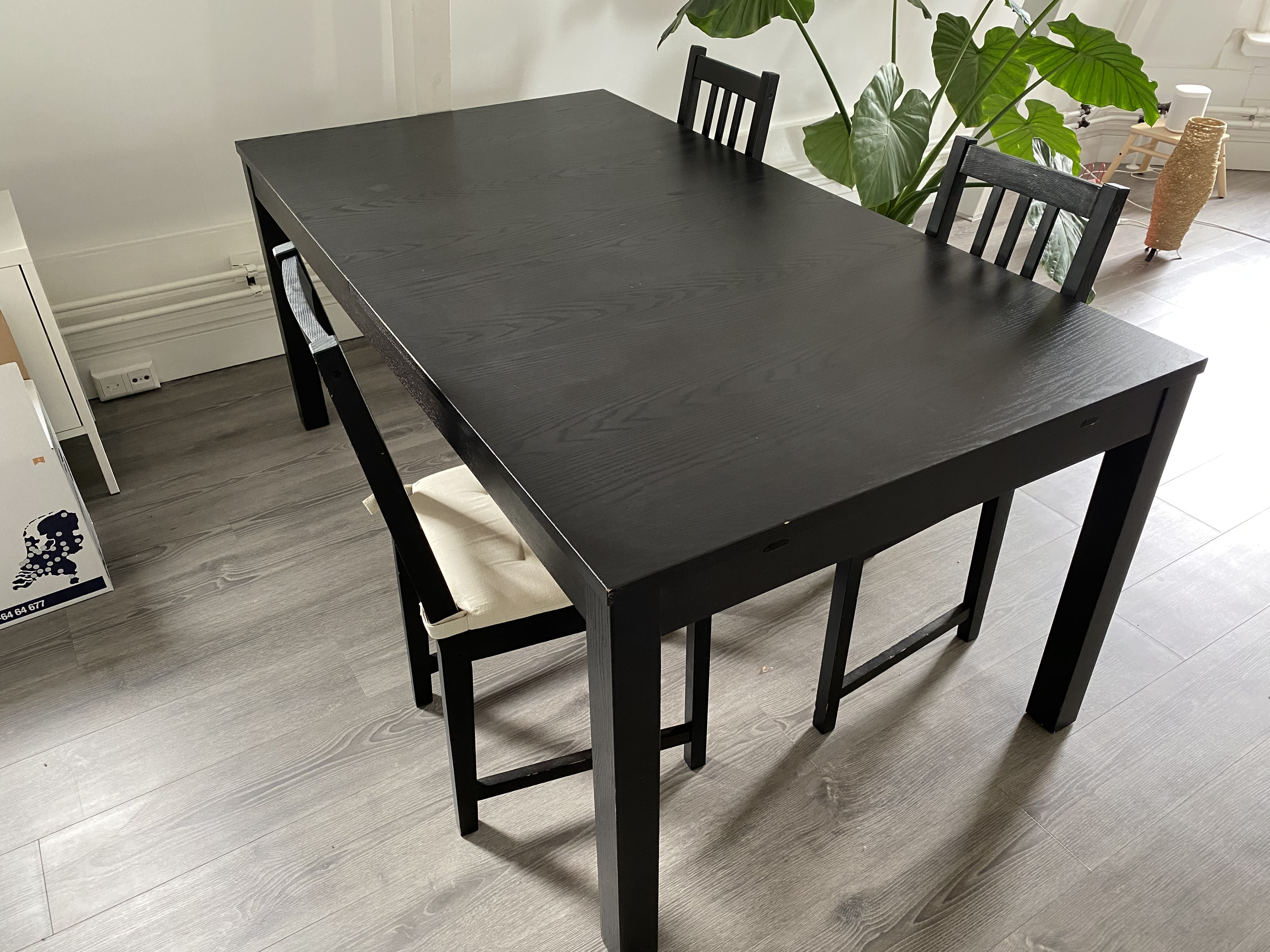 Accor thuis Bediende Zwarte uitschuifbare IKEA eettafel 180x95cm + 3 stoelen in Leiden - Huis en  Inrichting, Tafels en Eethoeken - Markanda
