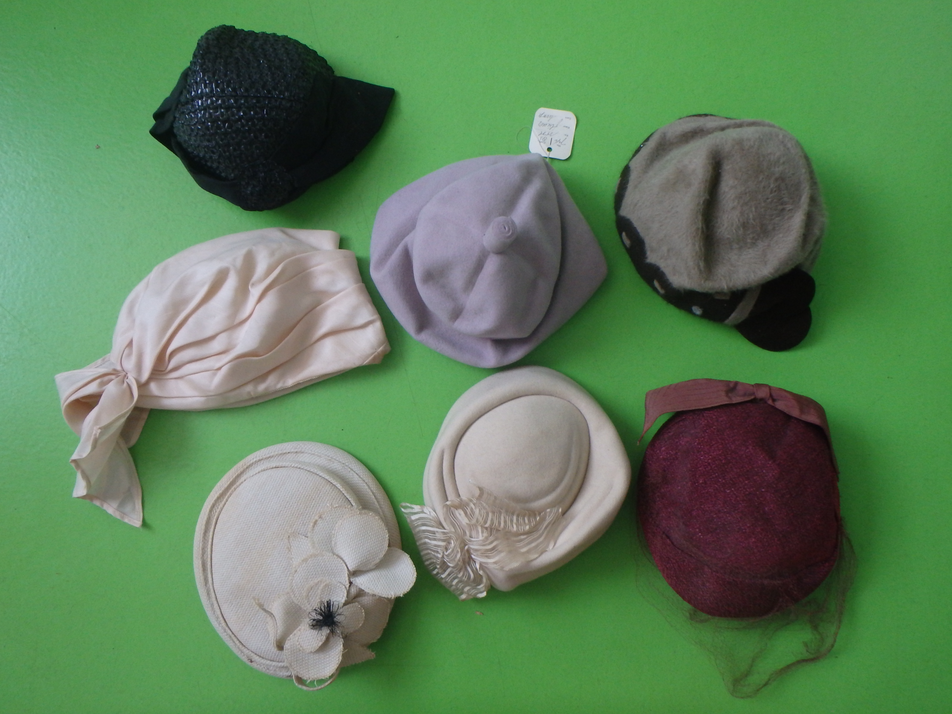 13 vintage hoedjes voor toneel o.i.d. in Amersfoort - Kleding Dames, - Markanda