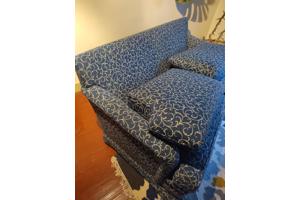 Klassieke blauwe bank in goed staat