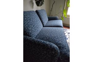 Klassieke blauwe bank in goed staat