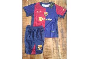 Diverse voetbalshirts en kids tenues