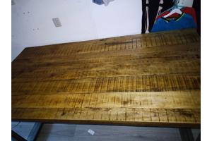 Mangohouten eet tafel