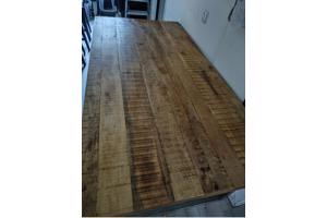Mangohouten eet tafel