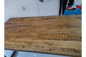Mangohouten eet tafel