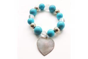 Turquoise kralenarmband met metalen hartje  (nieuw)