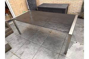 Grote tafel voor in de tuin