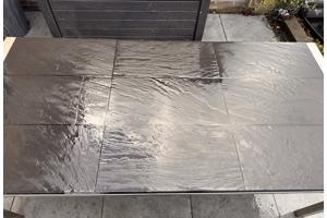 Grote tafel voor in de tuin