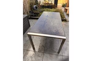 Grote tafel voor in de tuin