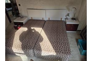 Twee persoons bed met nachtkastjes
