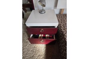 Twee persoons bed met nachtkastjes