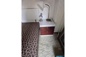 Twee persoons bed met nachtkastjes