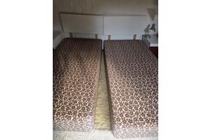 Twee persoons bed met nachtkastjes