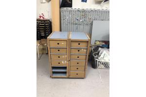 Verrijdbare kastjes met kartonnen laadjes