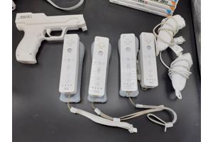 Nintendo Wii + 4 controllers + 2 nunchuks + 1 Wii geweer + 7