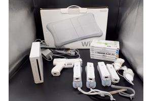 Nintendo Wii + 4 controllers + 2 nunchuks + 1 Wii geweer + 7