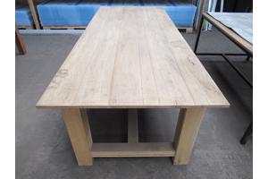 4 Tafels, 2 Massief eiken, 1hardhout en 1 industriële tafel