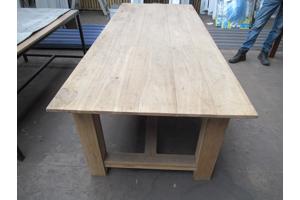 4 Tafels, 2 Massief eiken, 1hardhout en 1 industriële tafel