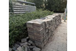 Gratis af te halen: een grote partij gebruikte klinkers. Ideaal voor het aanleggen van een terras, oprit of pad in de tuin. De klinkers zijn in goede staat en kunnen nog prima een ronde mee. Zelf ophalen en laden.