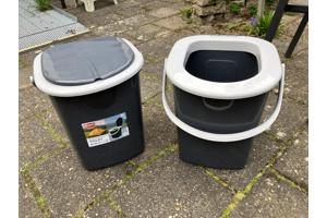 Twee toiletemmers