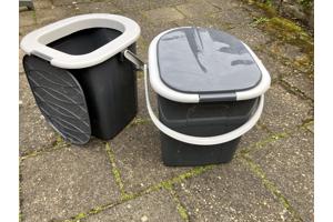 Twee toiletemmers