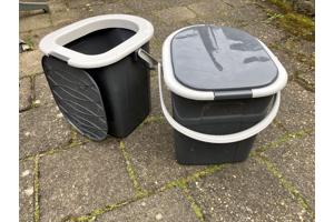 Twee toiletemmers