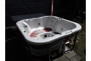 Kapotte Jacuzzi zonder jets gratis ophalen.